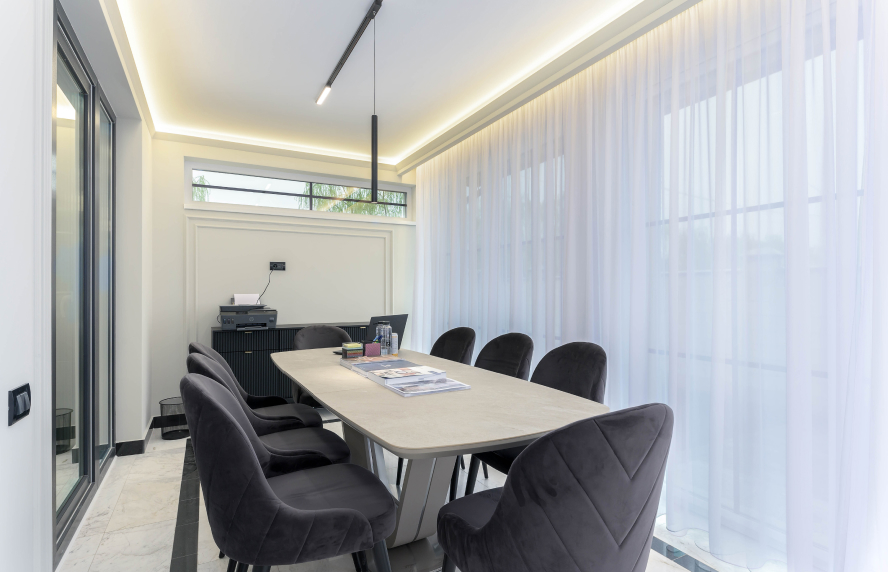 Despre Avangarde By the lake